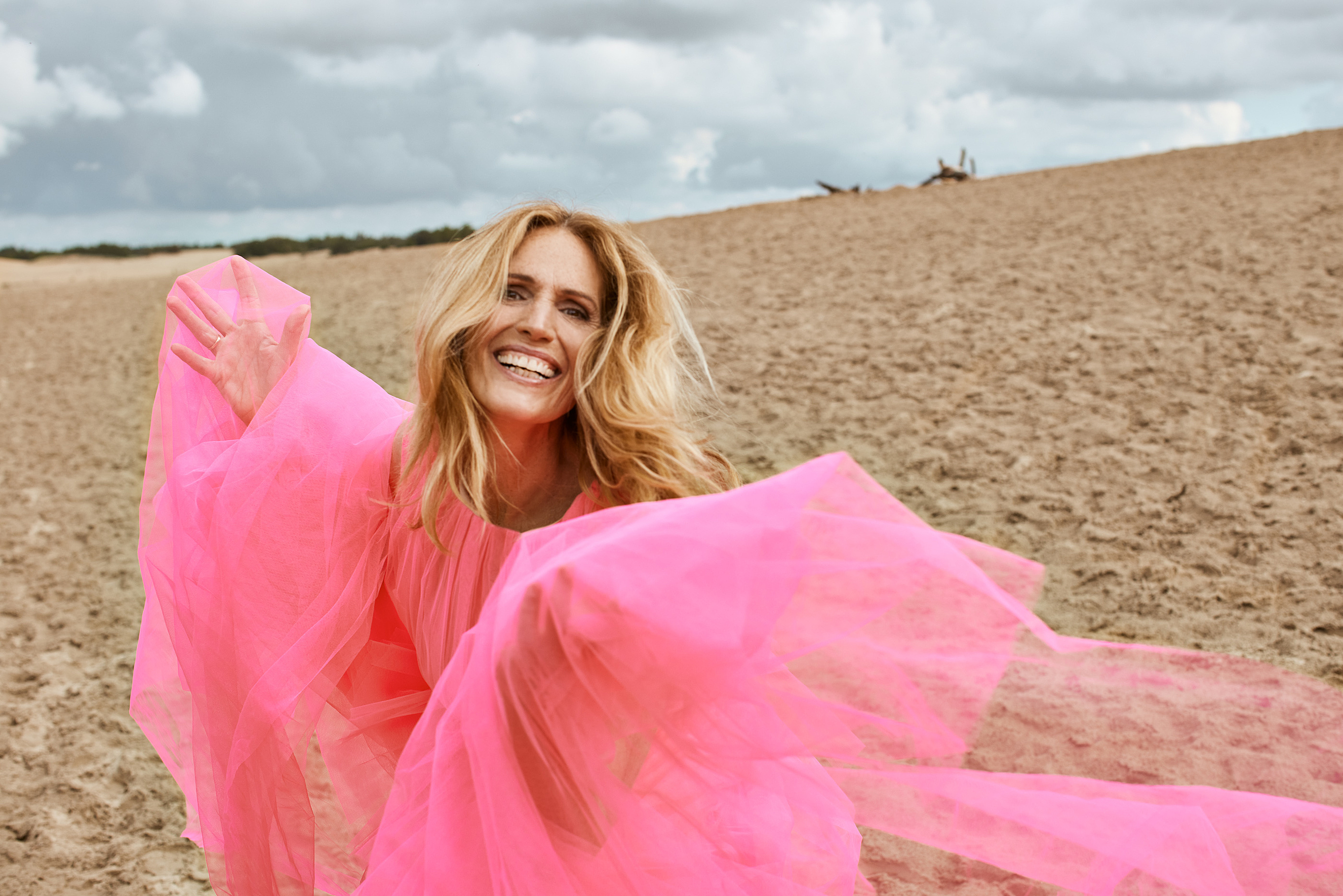 Fashioncollection, fashioneditorial, editorial, Lookbook, Shooting, Some Eden, Mode, Photoshoot, pink tulle dress, the model is in movement and walk through the sand